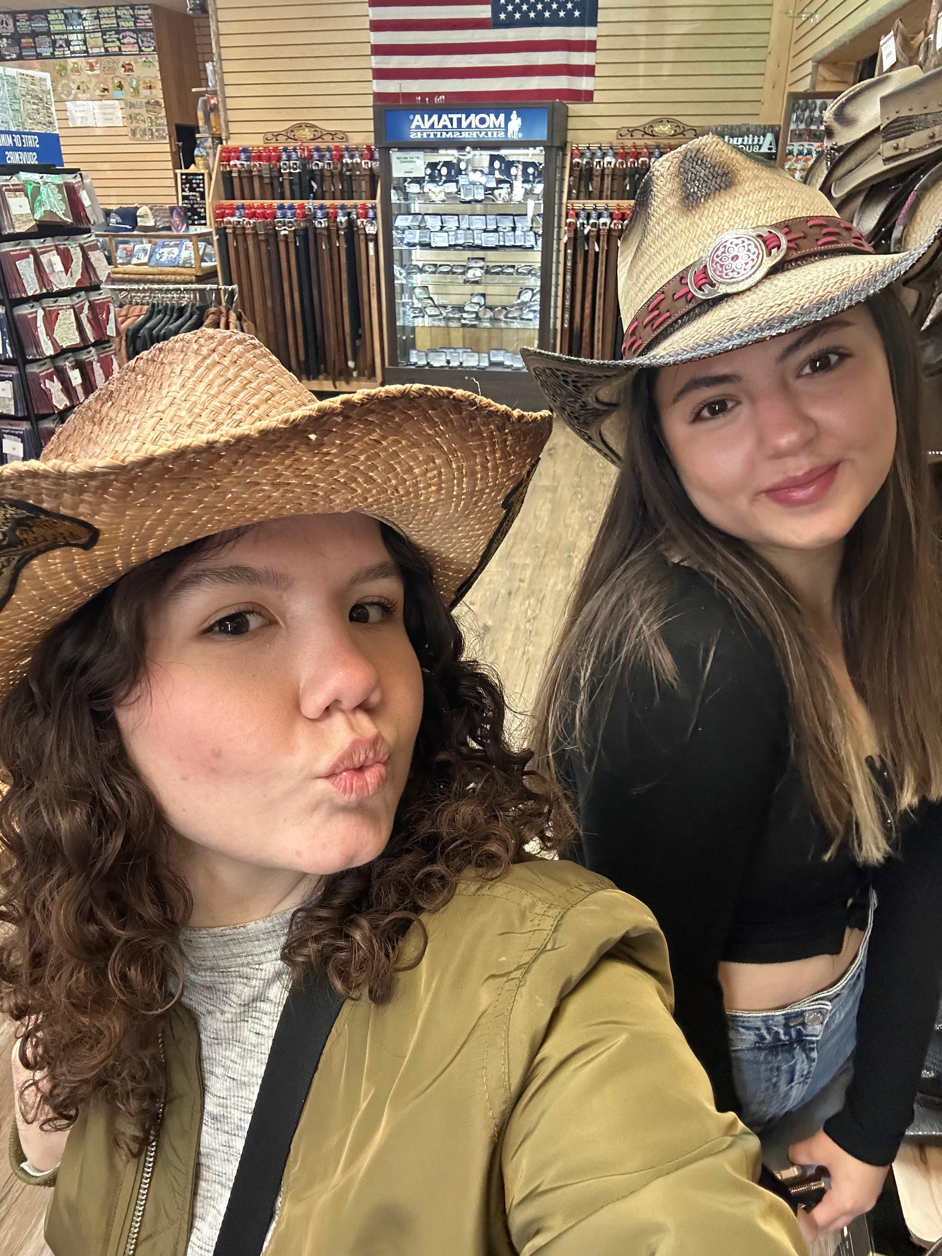 Ece Su Derin ve Melisa Doganci Fotoğrafı